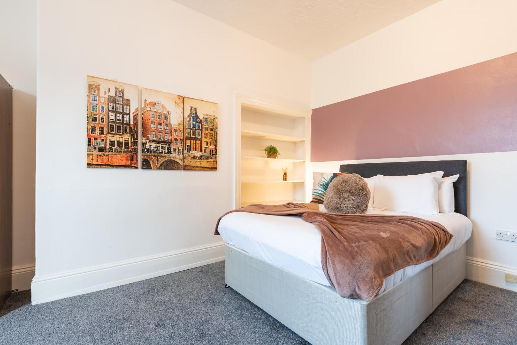6 Roomy Bedrooms Favour Spacious - Sleeps 13 Hull Location Kingston upon Hull