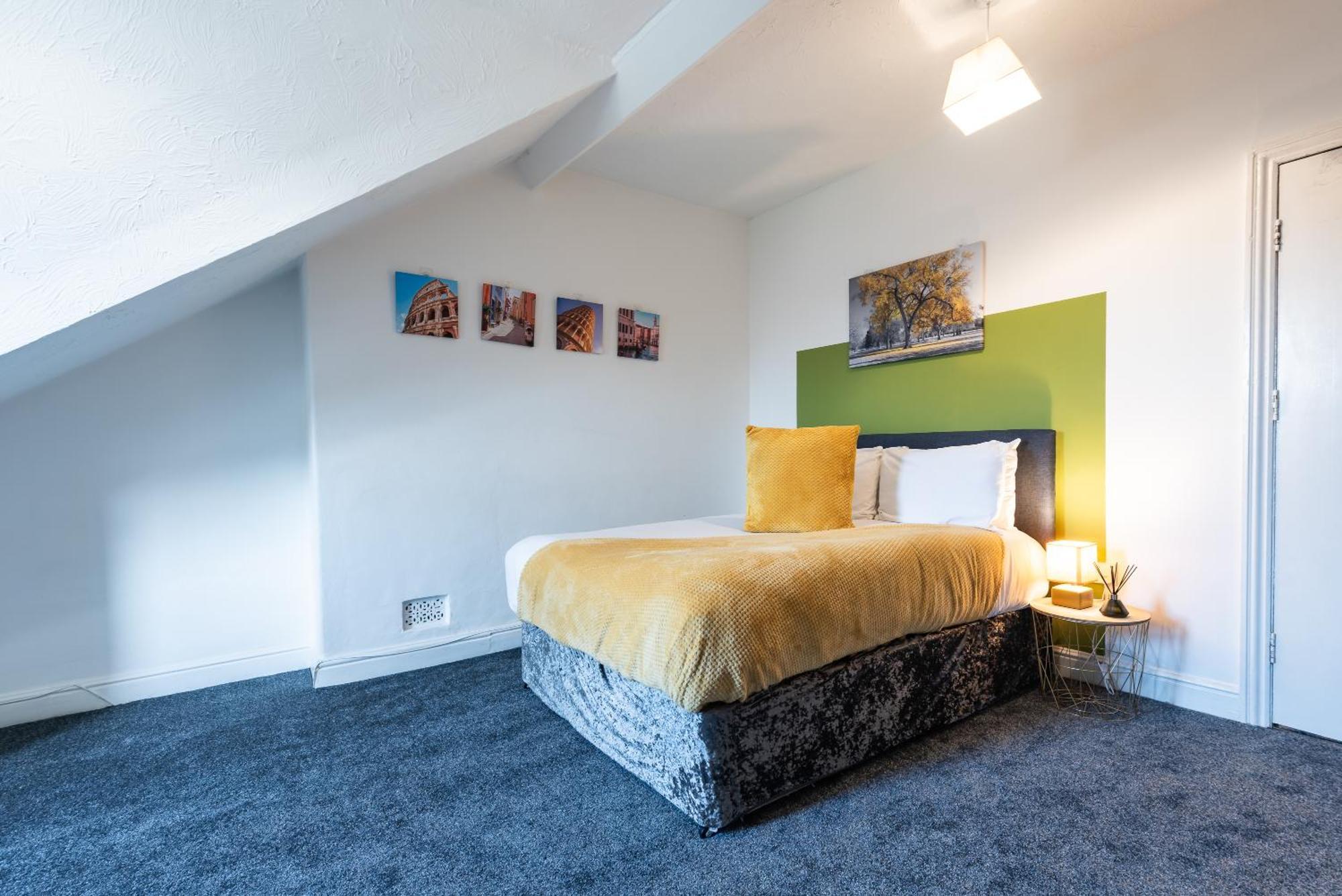 Holiday home 6 Roomy Bedrooms Favour Spacious - Sleeps 13 Hull Location *
