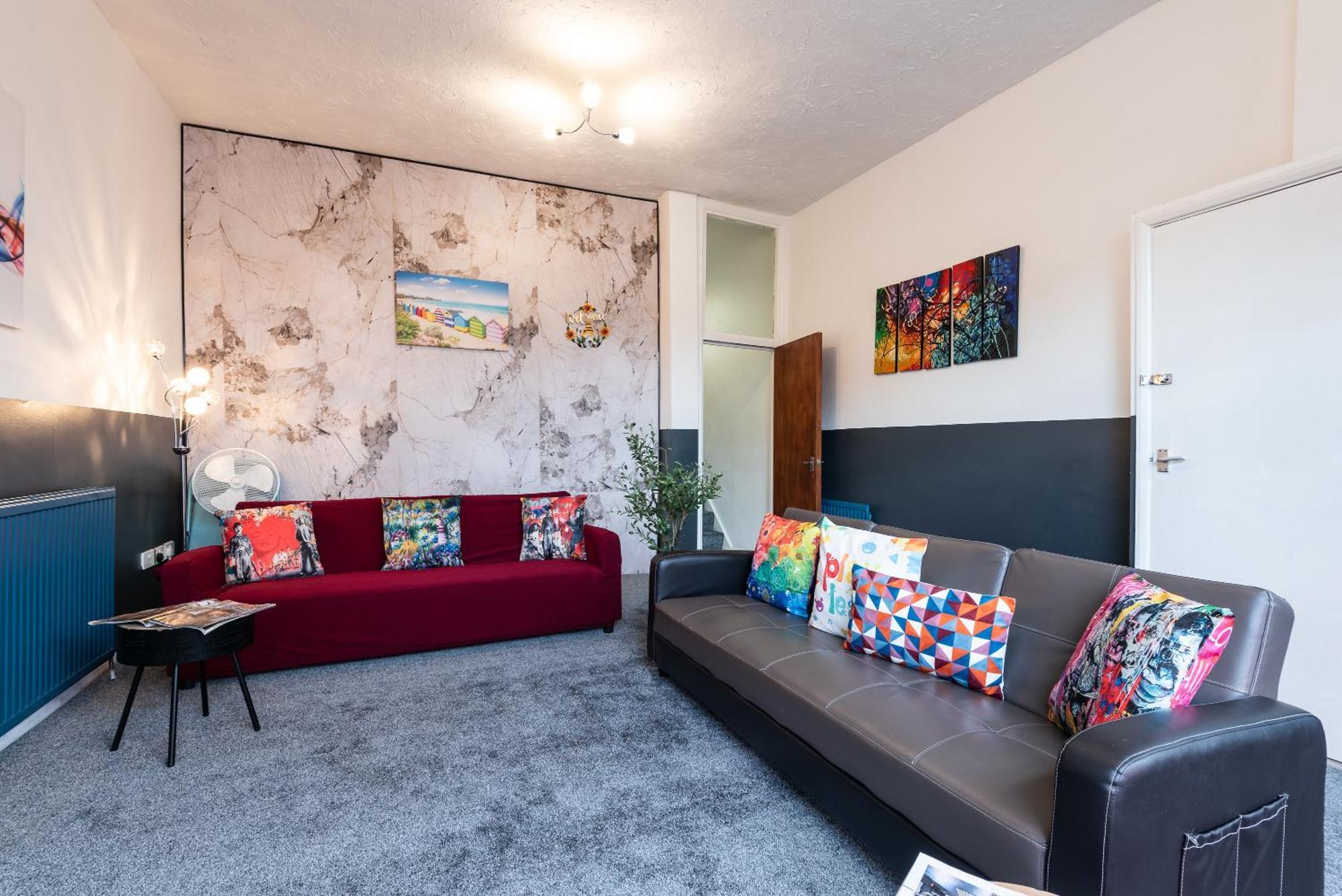 6 Roomy Bedrooms Favour Spacious - Sleeps 13 Hull Location