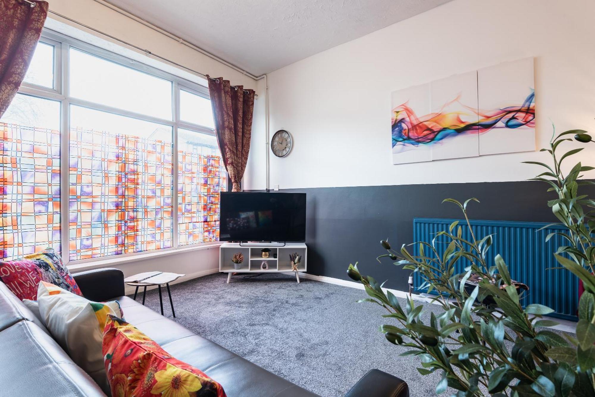6 Roomy Bedrooms Favour Spacious - Sleeps 13 Hull Location *