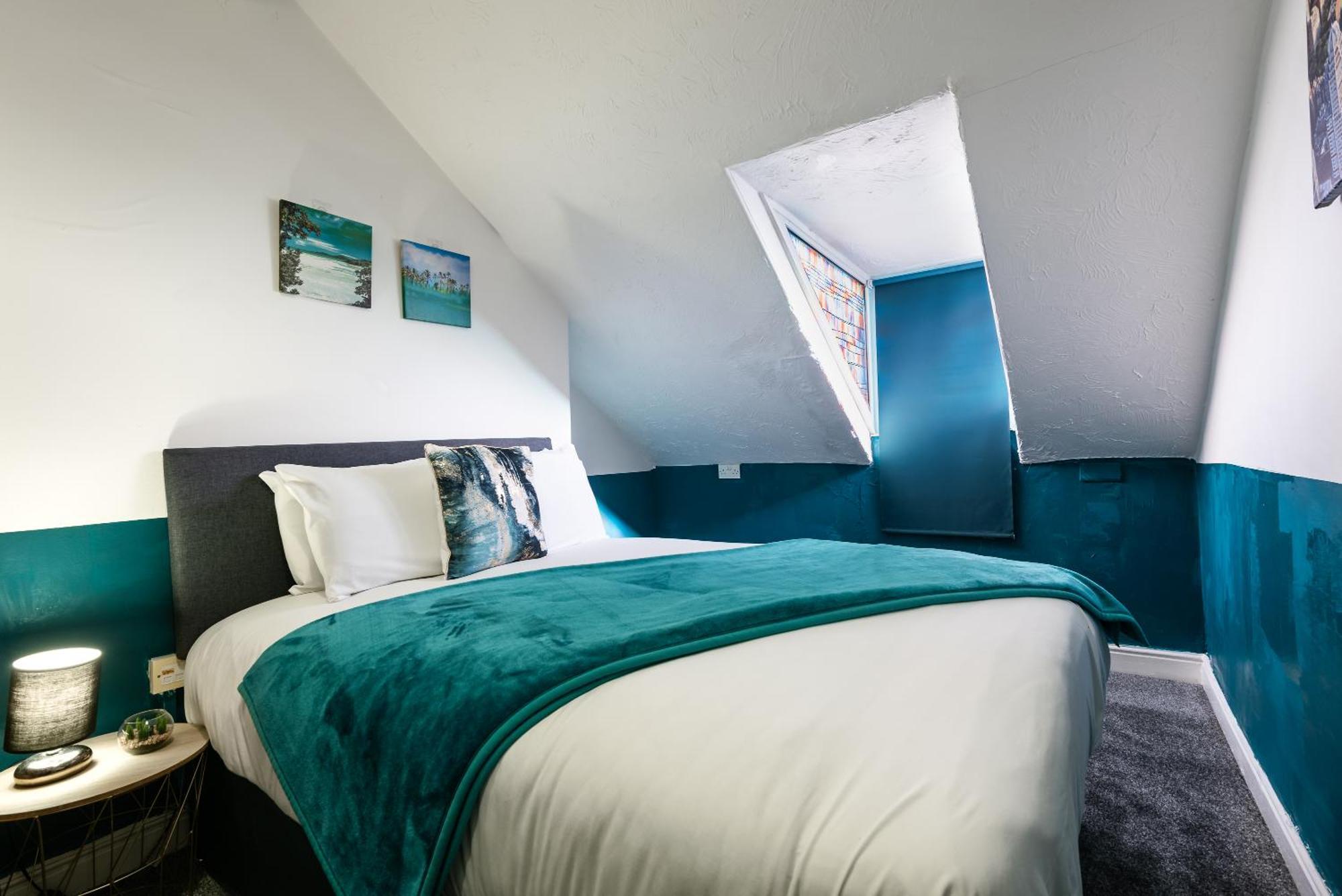 6 Roomy Bedrooms Favour Spacious - Sleeps 13 Hull Location Holiday home