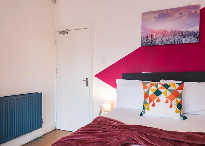 6 Roomy Bedrooms Favour Spacious Inn - Sleeps 13 Hull Central Location