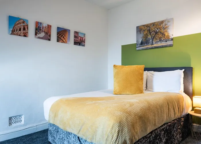 6 Roomy Bedrooms Favour Spacious Inn - Sleeps 13 Hull Central Location