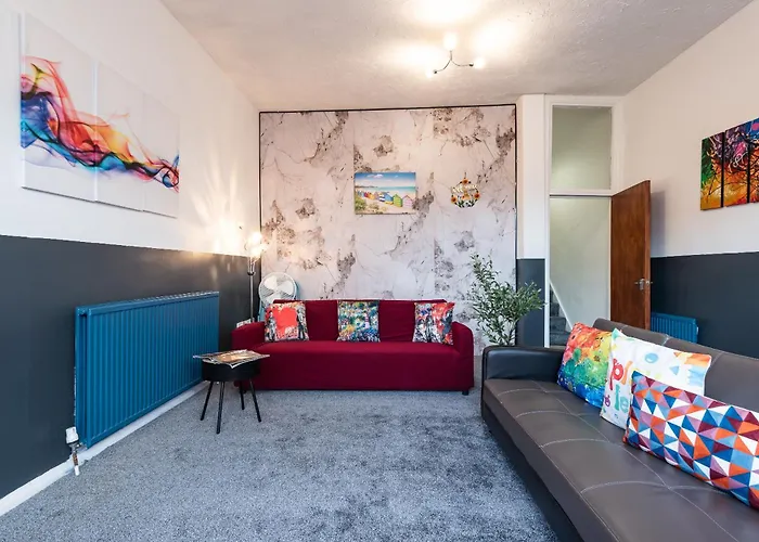 6 Roomy Bedrooms Favour Spacious Inn - Sleeps 13 Hull Central Location