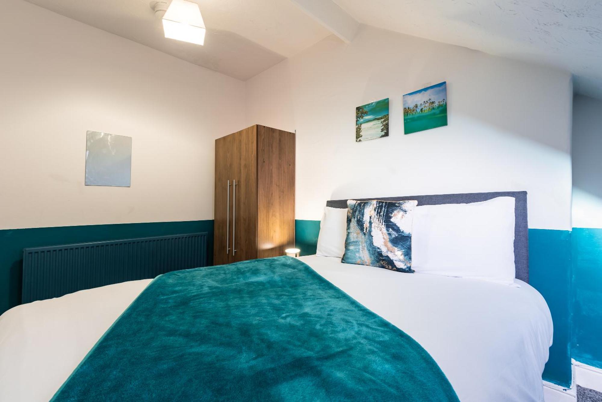 Holiday home 6 Roomy Bedrooms Favour Spacious - Sleeps 13 Hull Location