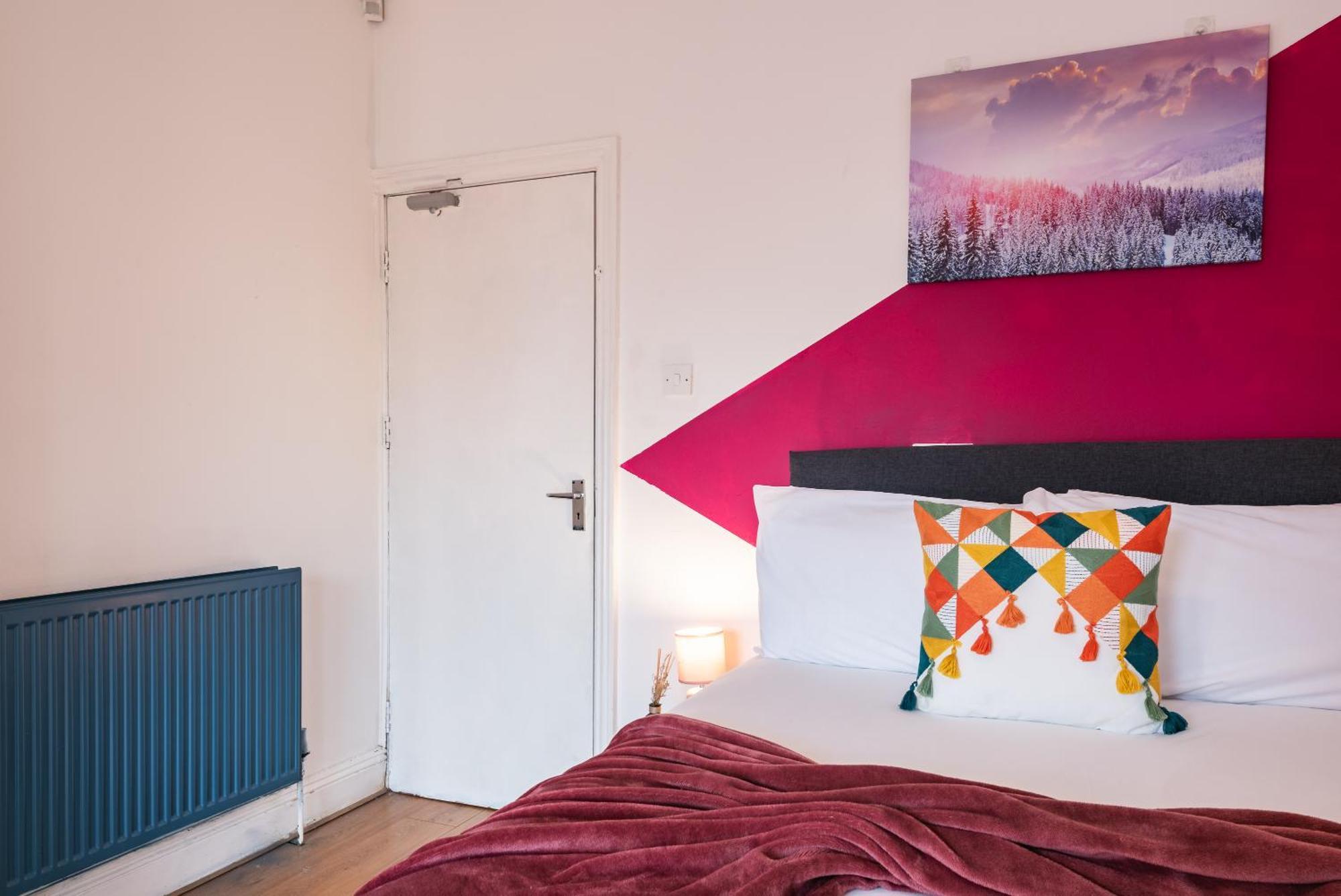 6 Roomy Bedrooms Favour Spacious - Sleeps 13 Hull Location Holiday home Kingston upon Hull