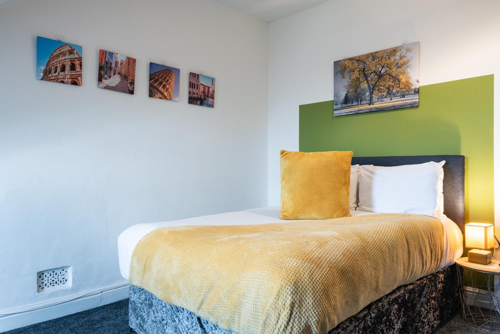 6 Roomy Bedrooms Favour Spacious - Sleeps 13 Hull Location