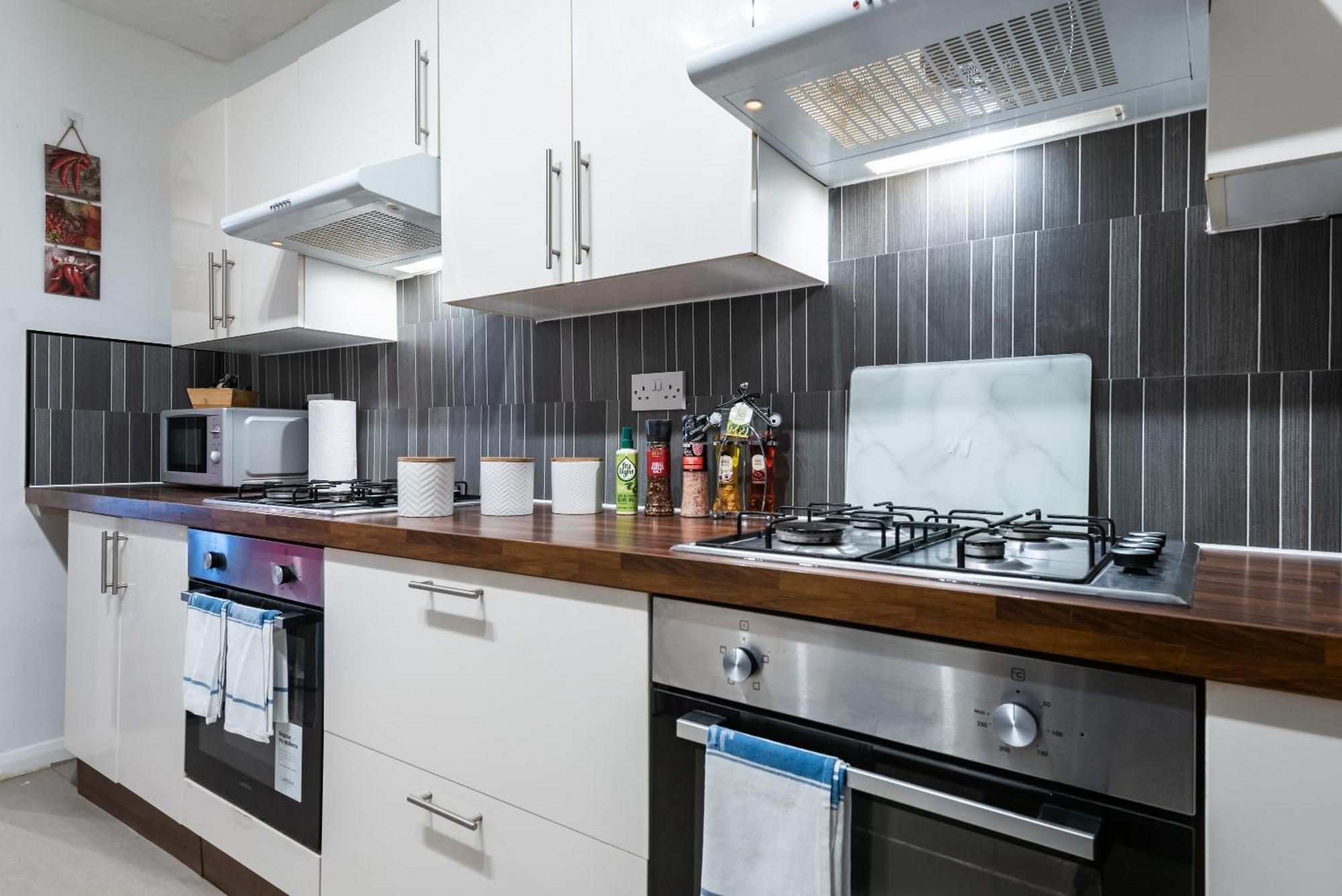 6 Roomy Bedrooms Favour Spacious - Sleeps 13 Hull Location * Kingston upon Hull