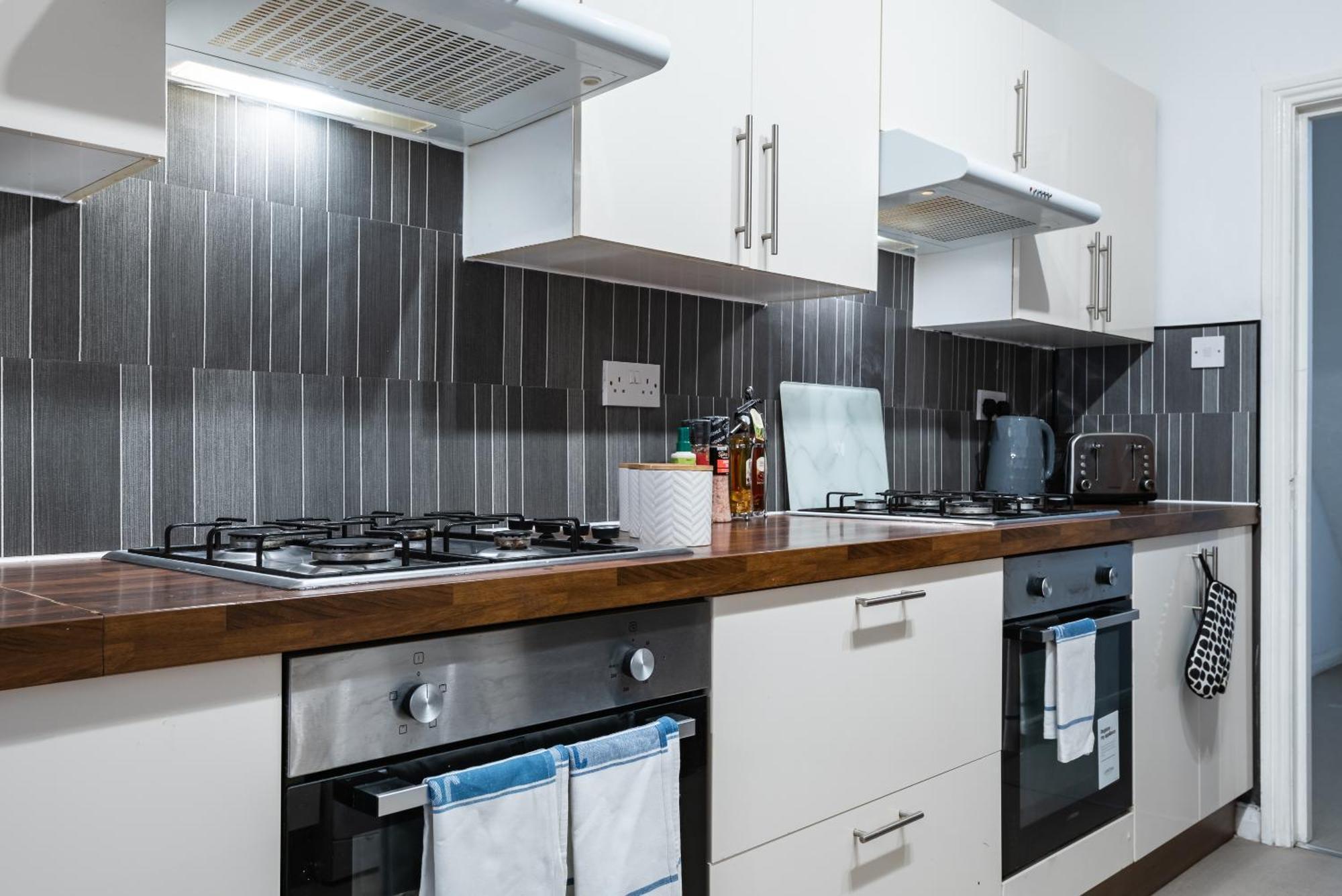6 Roomy Bedrooms Favour Spacious - Sleeps 13 Hull Location Holiday home