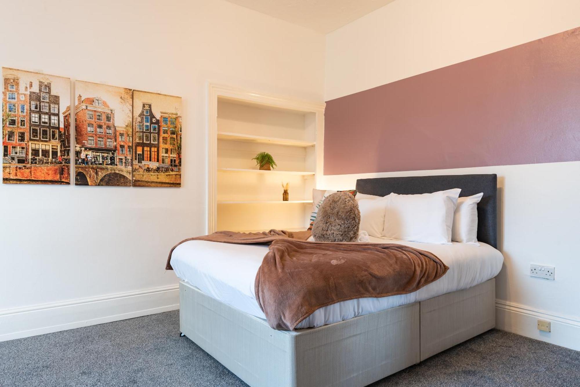 6 Roomy Bedrooms Favour Spacious - Sleeps 13 Hull Location Kingston upon Hull