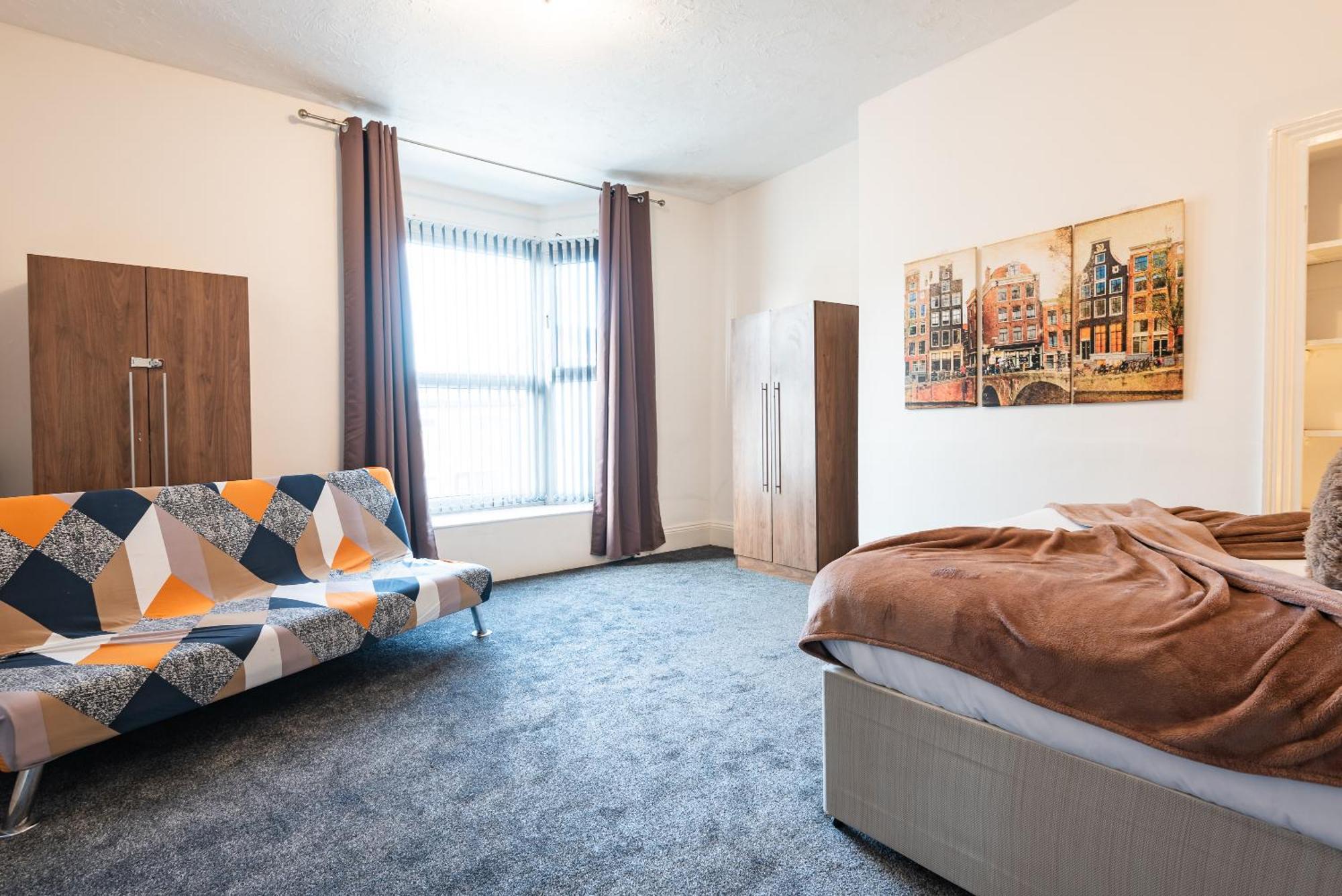 Holiday home 6 Roomy Bedrooms Favour Spacious - Sleeps 13 Hull Location Kingston upon Hull