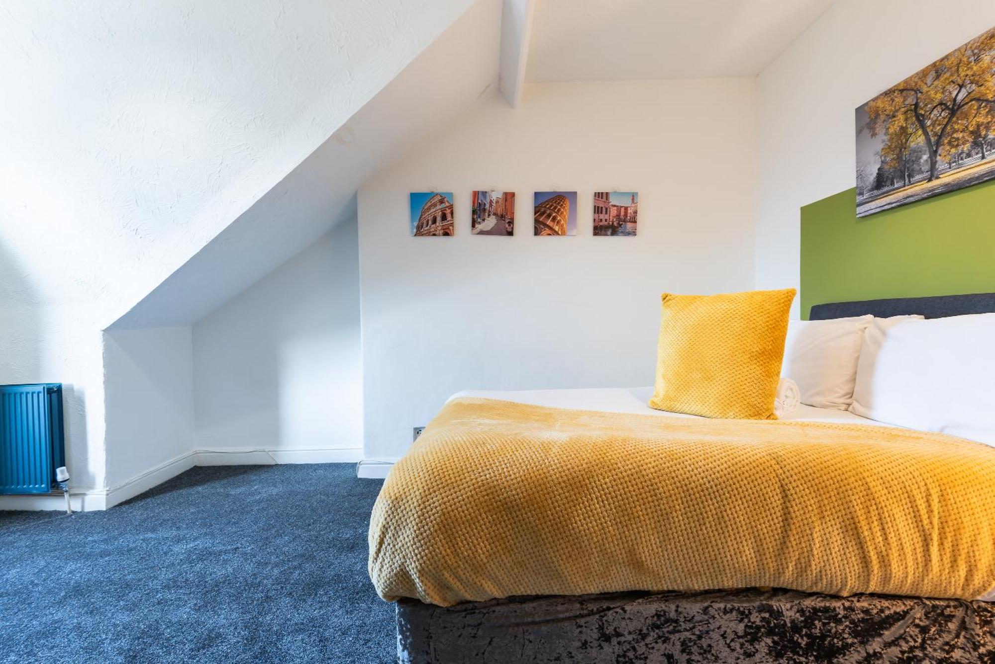 6 Roomy Bedrooms Favour Spacious - Sleeps 13 Hull Location