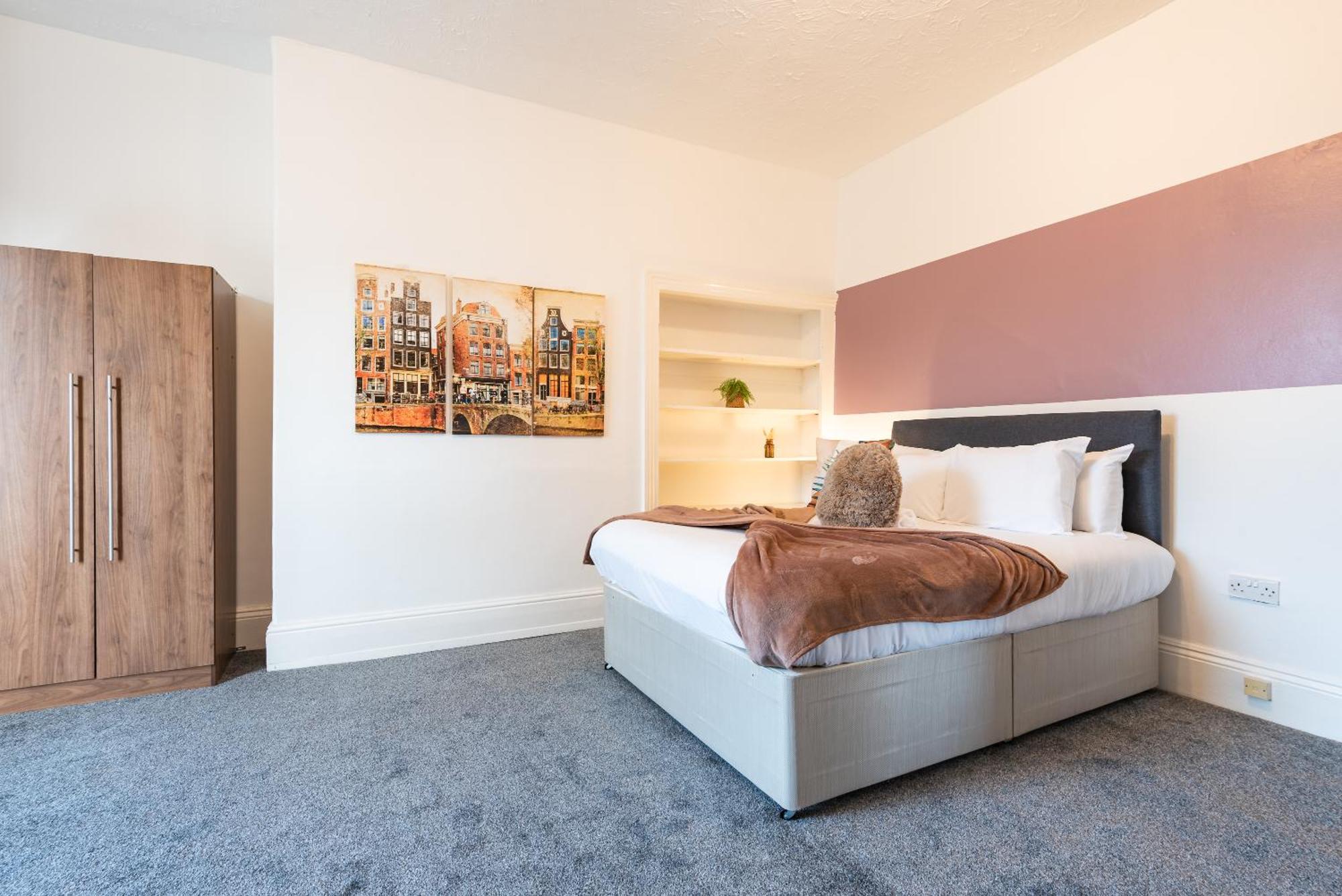 Holiday home 6 Roomy Bedrooms Favour Spacious - Sleeps 13 Hull Location