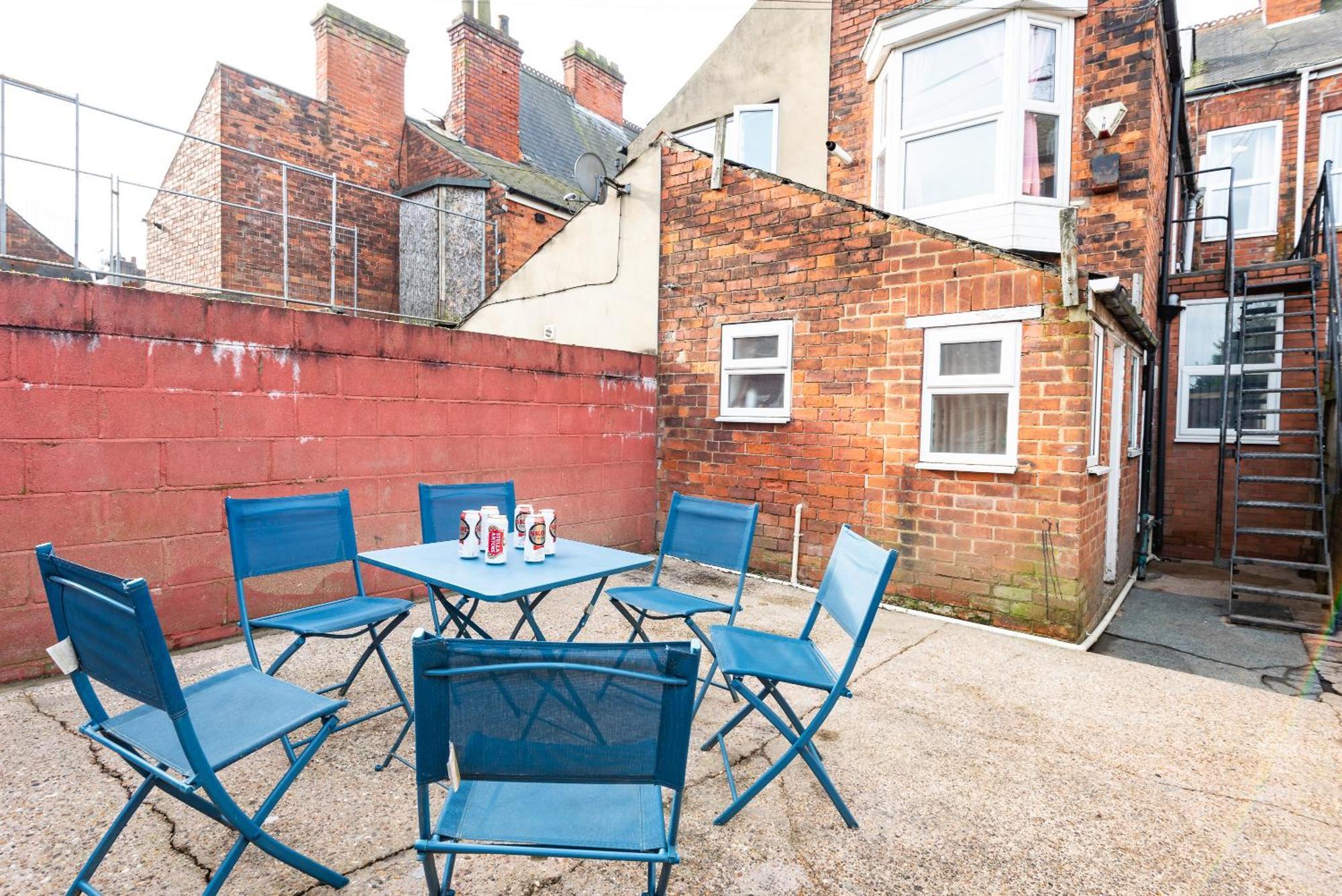 6 Roomy Bedrooms Favour Spacious - Sleeps 13 Hull Location Kingston upon Hull