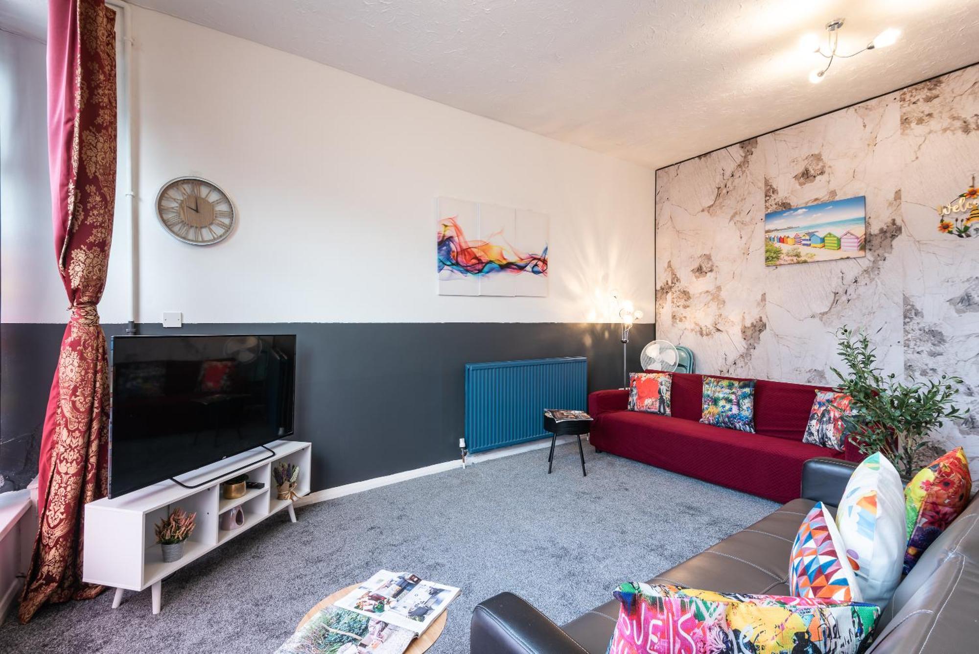 6 Roomy Bedrooms Favour Spacious - Sleeps 13 Hull Location Holiday home