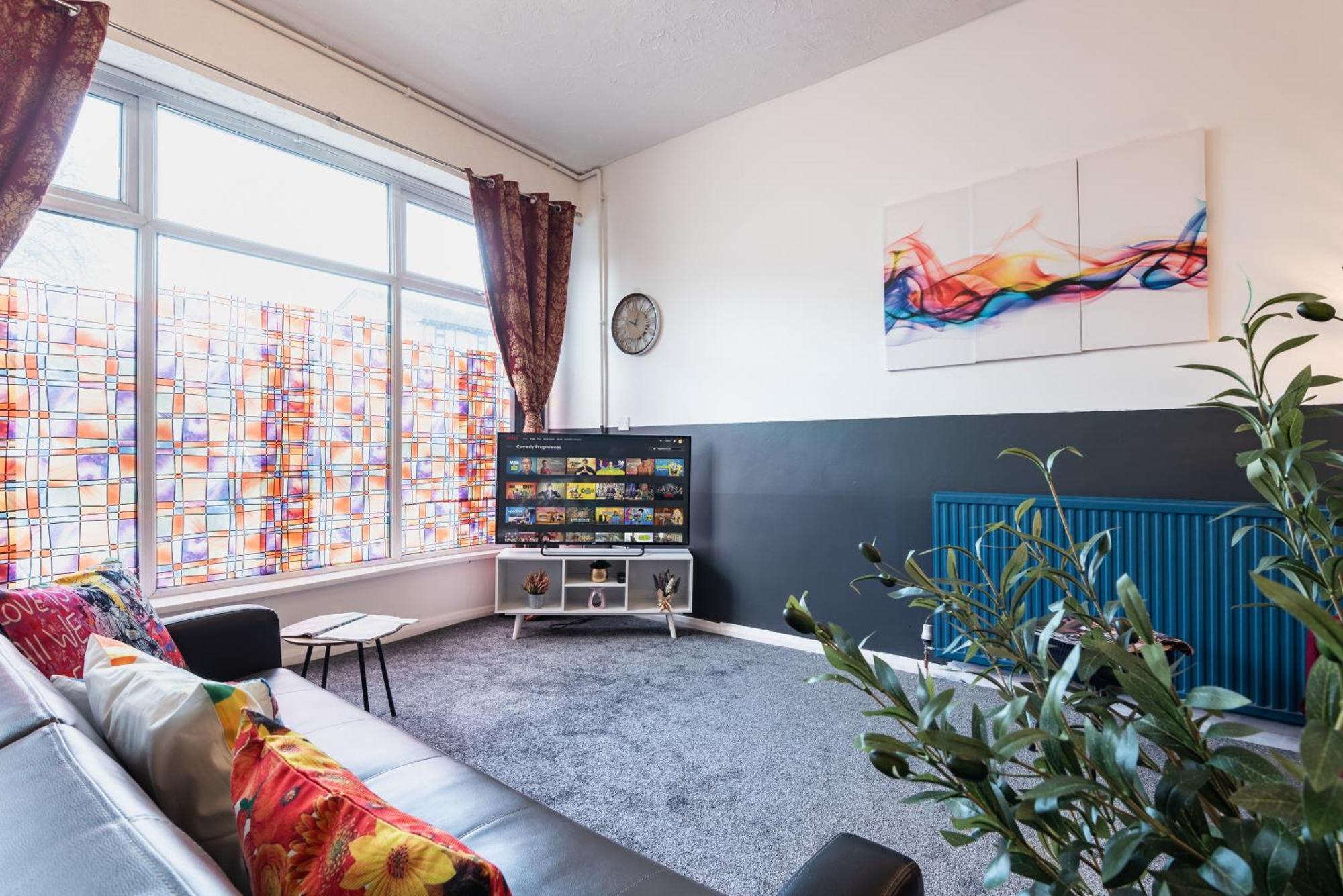 6 Roomy Bedrooms Favour Spacious - Sleeps 13 Hull Location * Kingston upon Hull