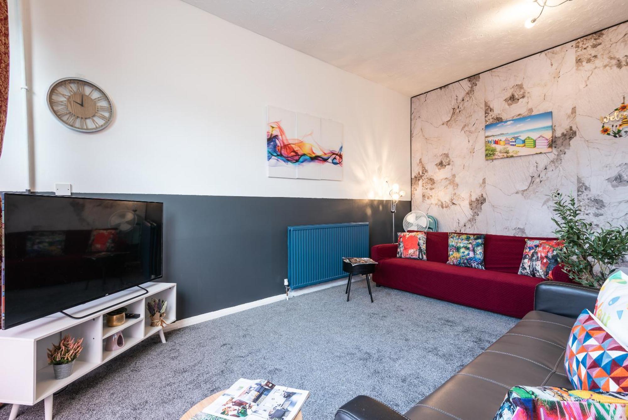 6 Roomy Bedrooms Favour Spacious - Sleeps 13 Hull Location