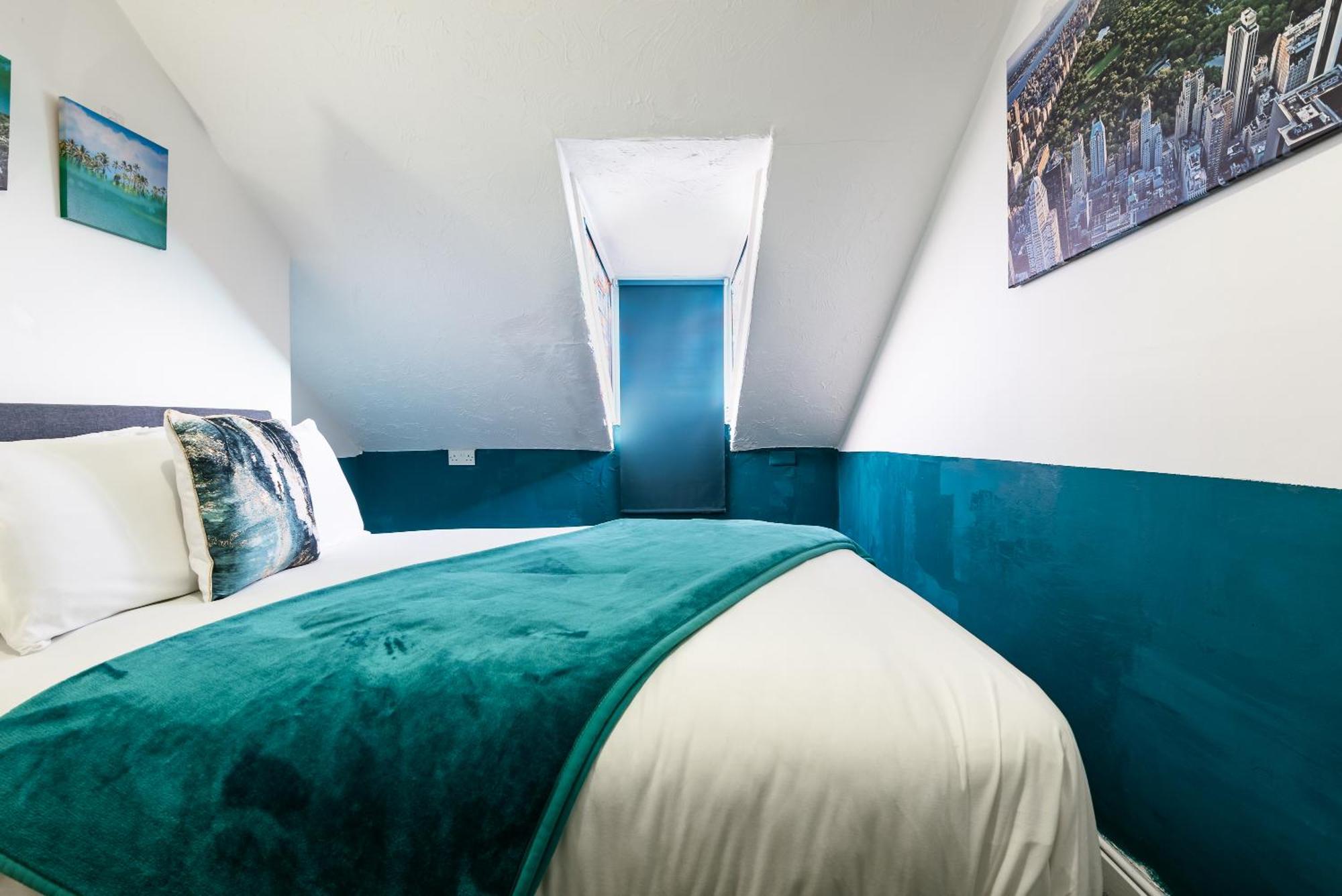 Holiday home 6 Roomy Bedrooms Favour Spacious - Sleeps 13 Hull Location *