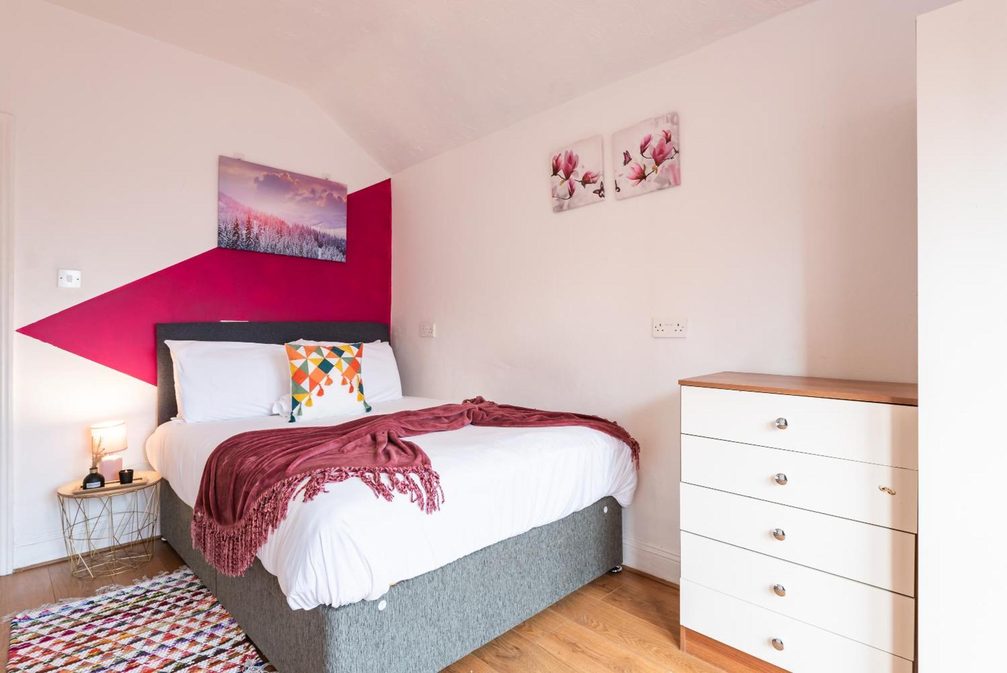 6 Roomy Bedrooms Favour Spacious - Sleeps 13 Hull Location Holiday home *