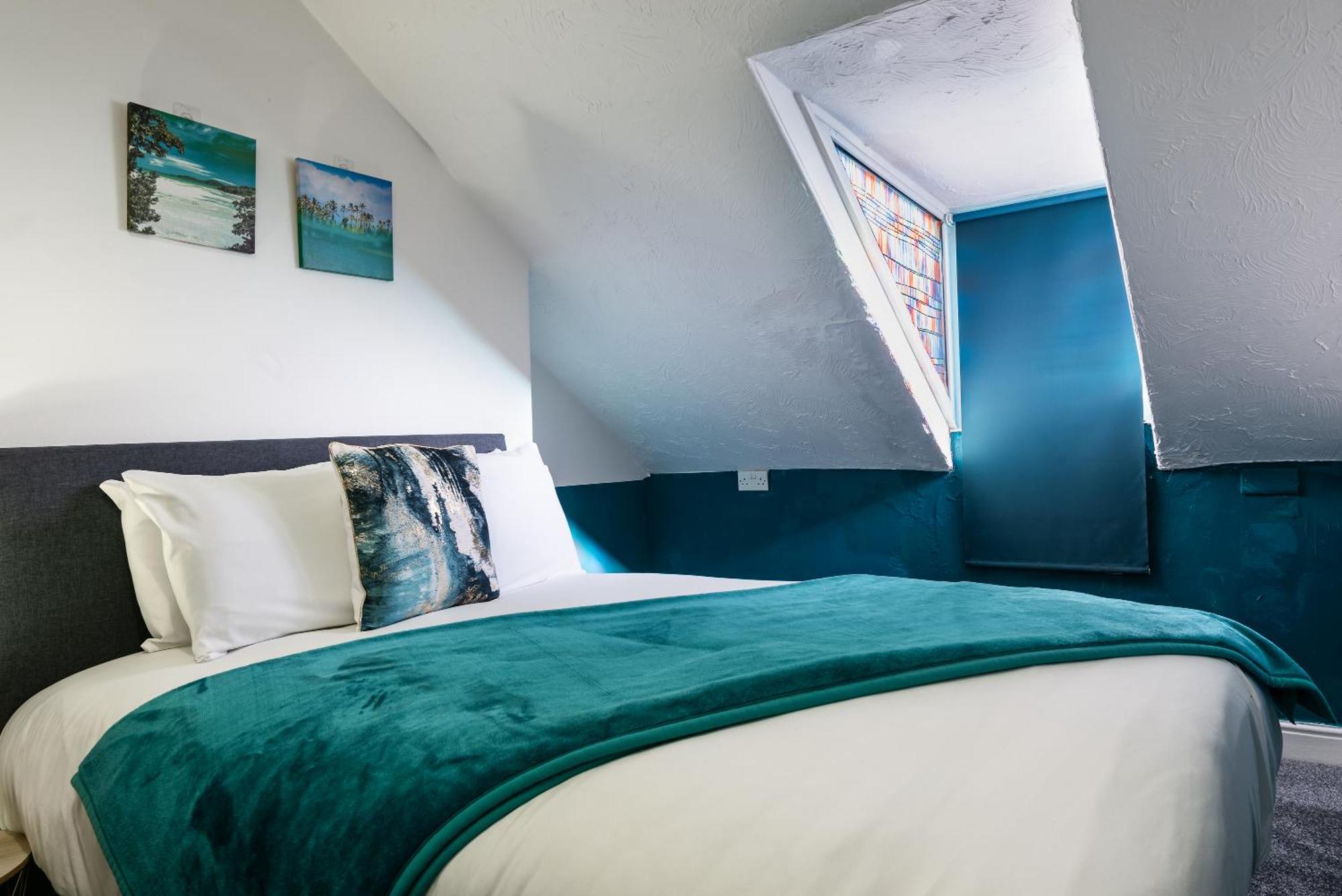 6 Roomy Bedrooms Favour Spacious - Sleeps 13 Hull Location Kingston upon Hull