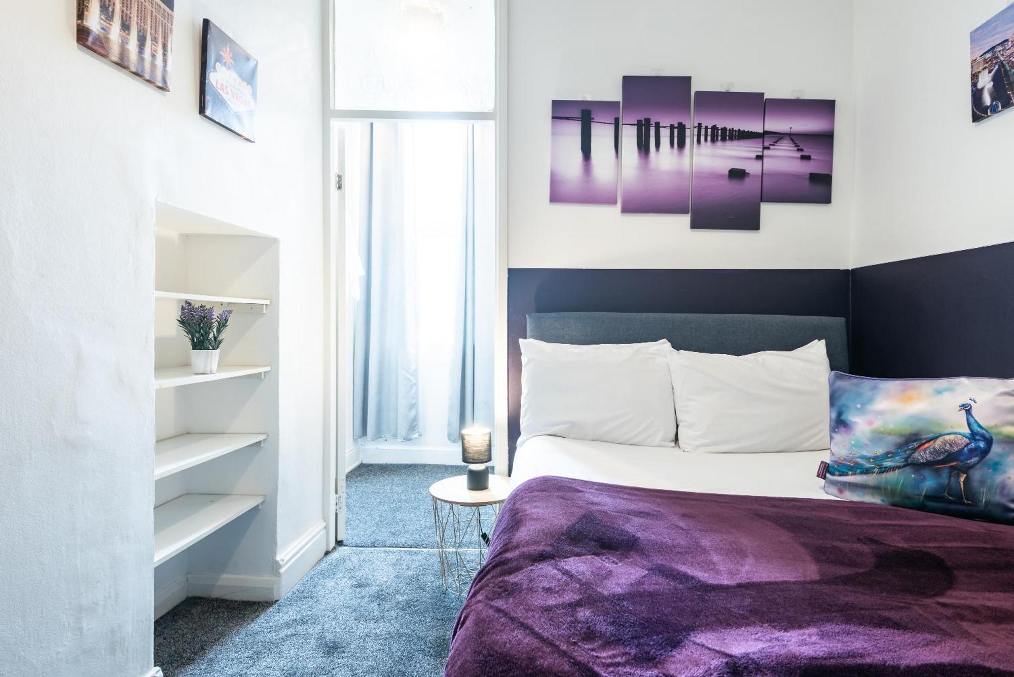 6 Roomy Bedrooms Favour Spacious - Sleeps 13 Hull Location Holiday home