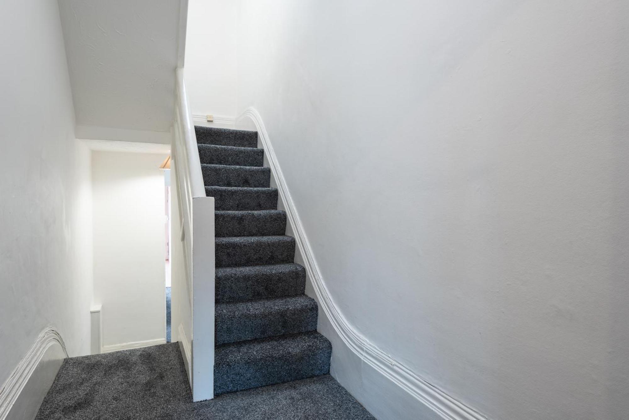 6 Roomy Bedrooms Favour Spacious - Sleeps 13 Hull Location *