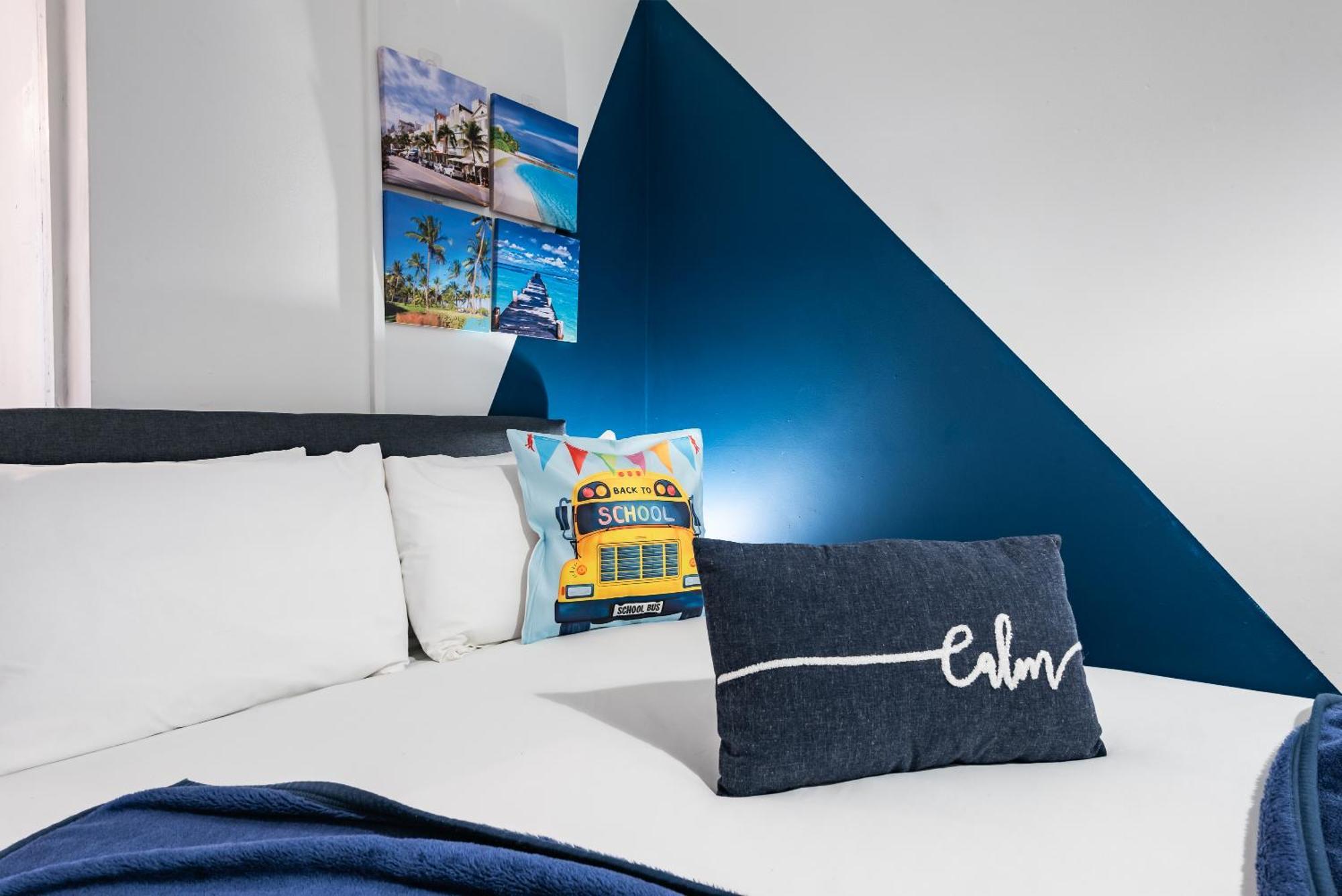 6 Roomy Bedrooms Favour Spacious - Sleeps 13 Hull Location