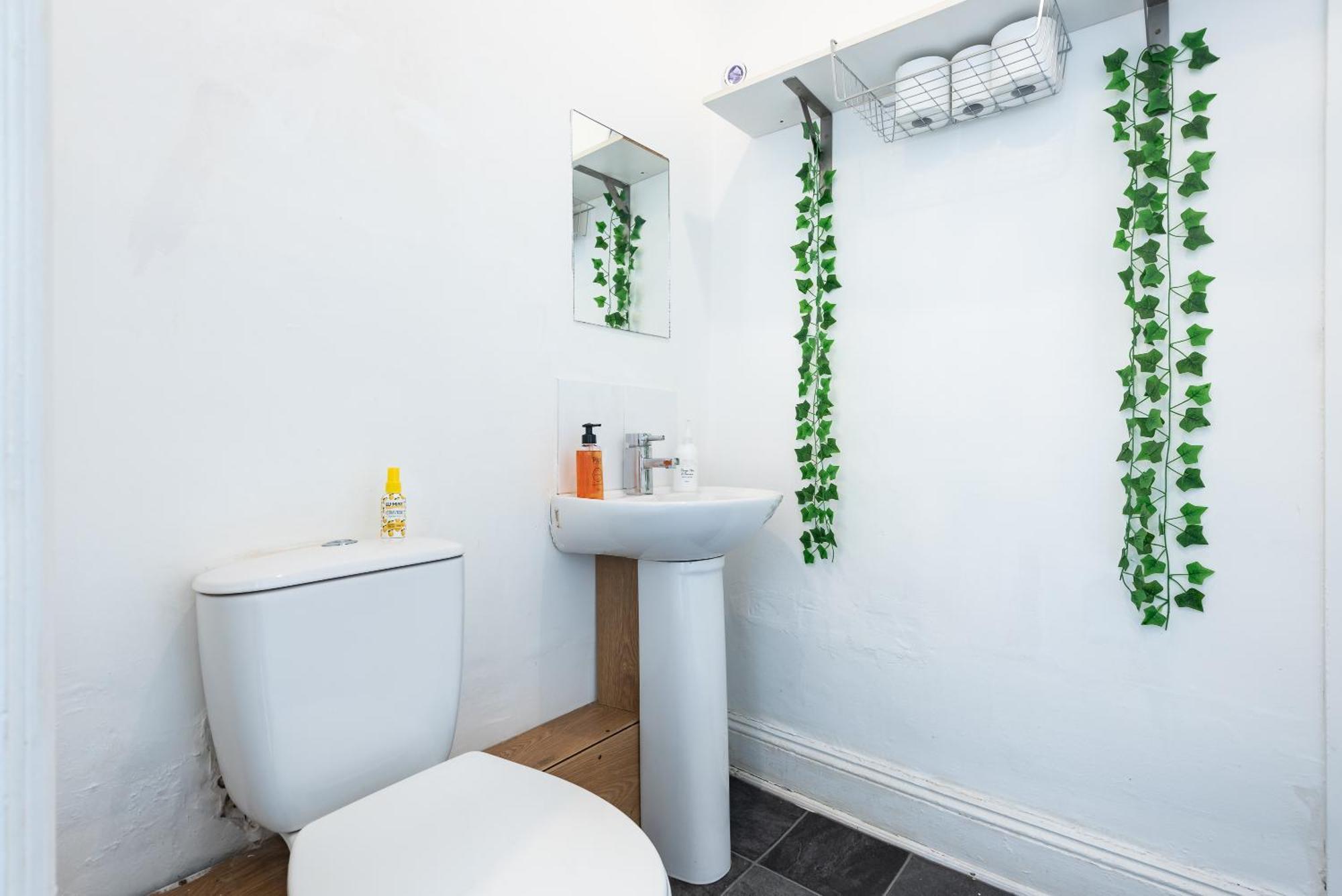 6 Roomy Bedrooms Favour Spacious - Sleeps 13 Hull Location