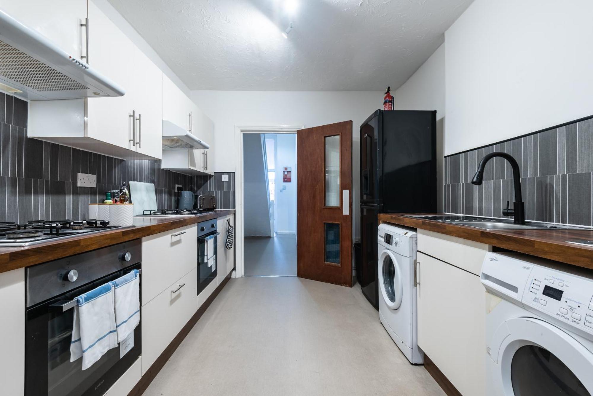 6 Roomy Bedrooms Favour Spacious - Sleeps 13 Hull Location Holiday home