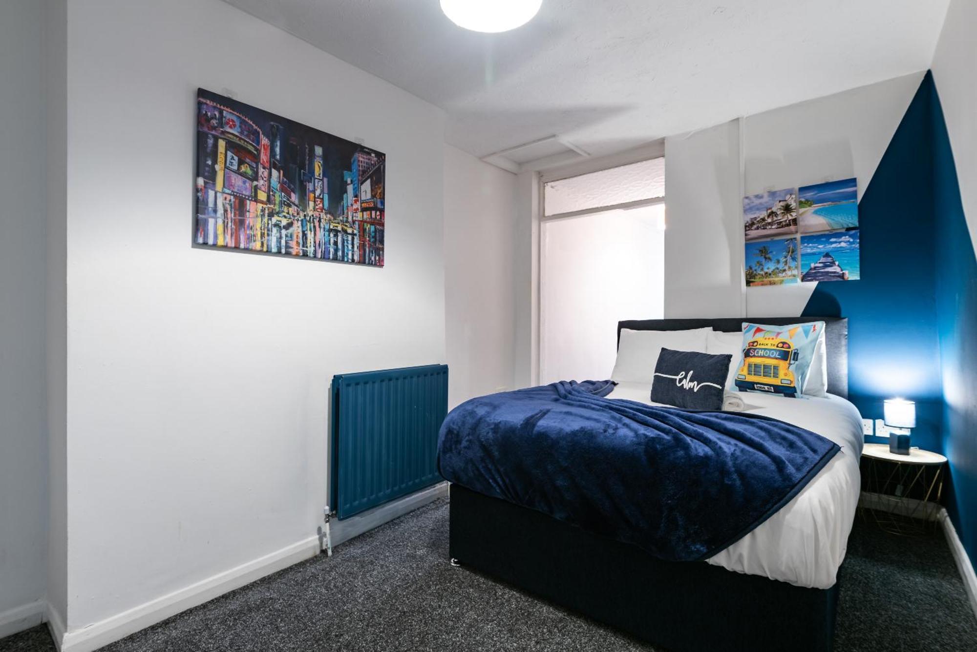 6 Roomy Bedrooms Favour Spacious - Sleeps 13 Hull Location * Kingston upon Hull