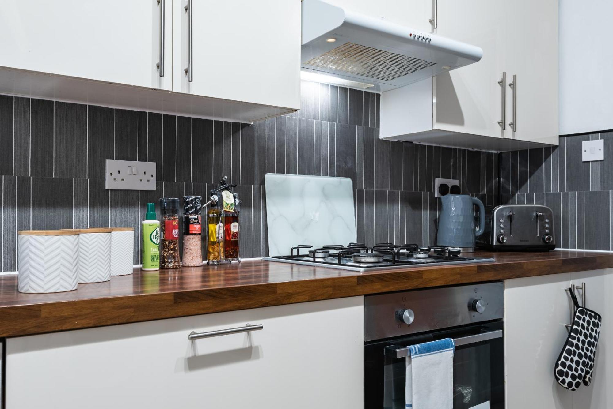 Holiday home 6 Roomy Bedrooms Favour Spacious - Sleeps 13 Hull Location