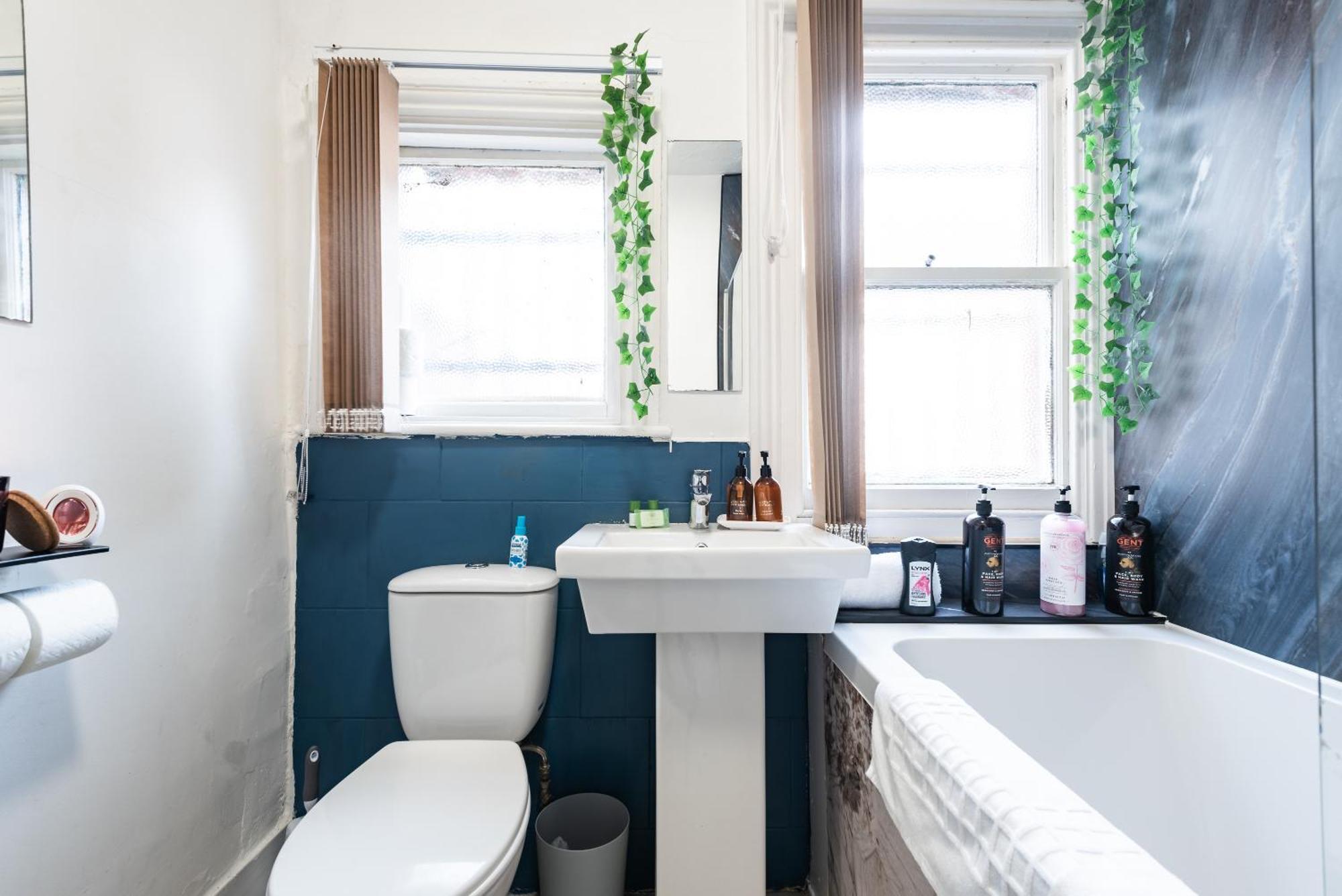 6 Roomy Bedrooms Favour Spacious - Sleeps 13 Hull Location Kingston upon Hull