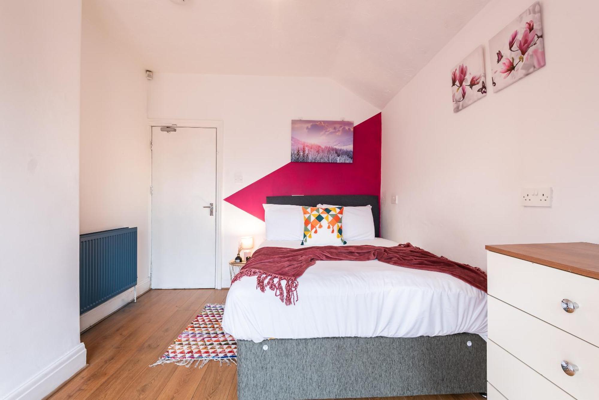 6 Roomy Bedrooms Favour Spacious - Sleeps 13 Hull Location Holiday home