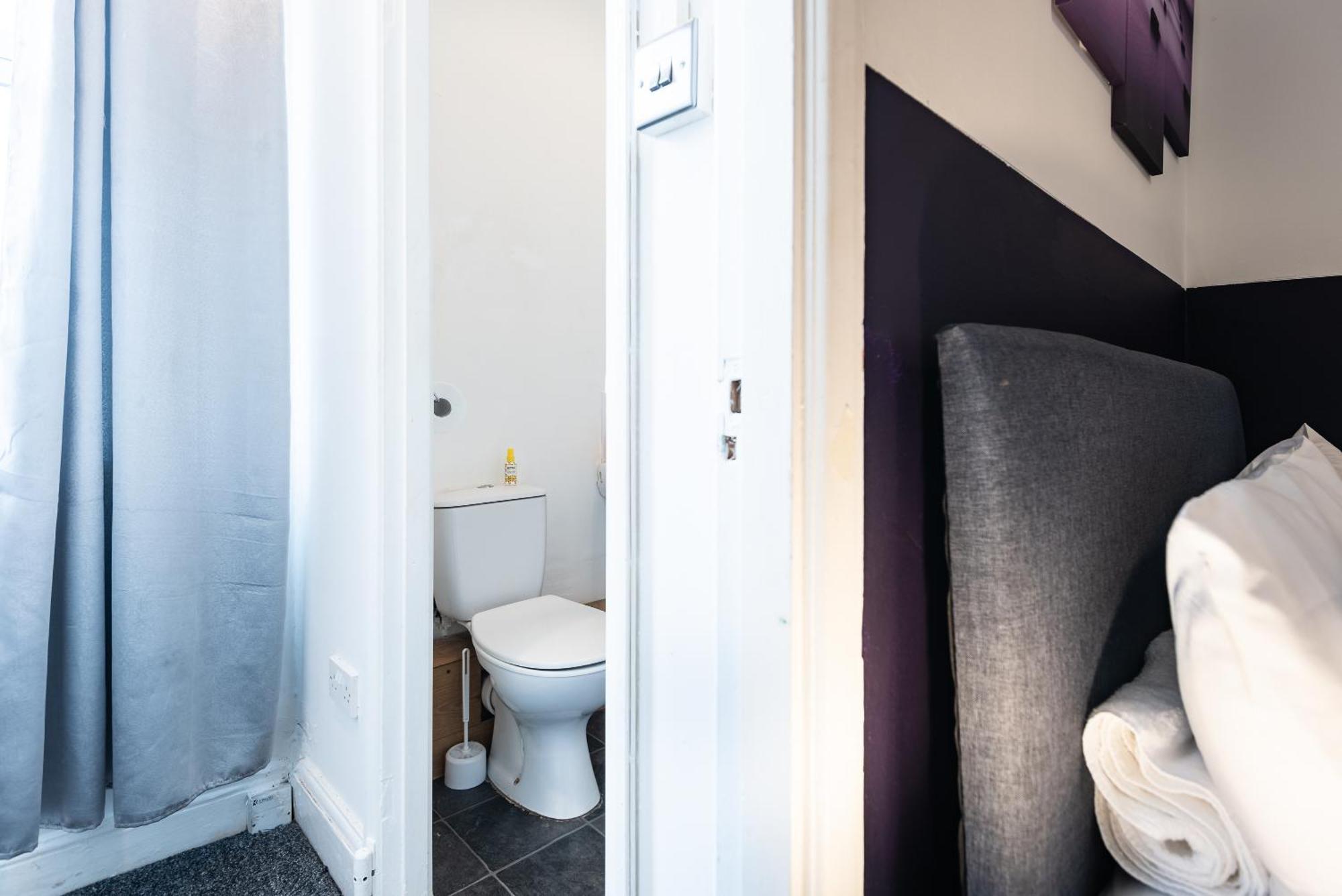 Holiday home 6 Roomy Bedrooms Favour Spacious - Sleeps 13 Hull Location *