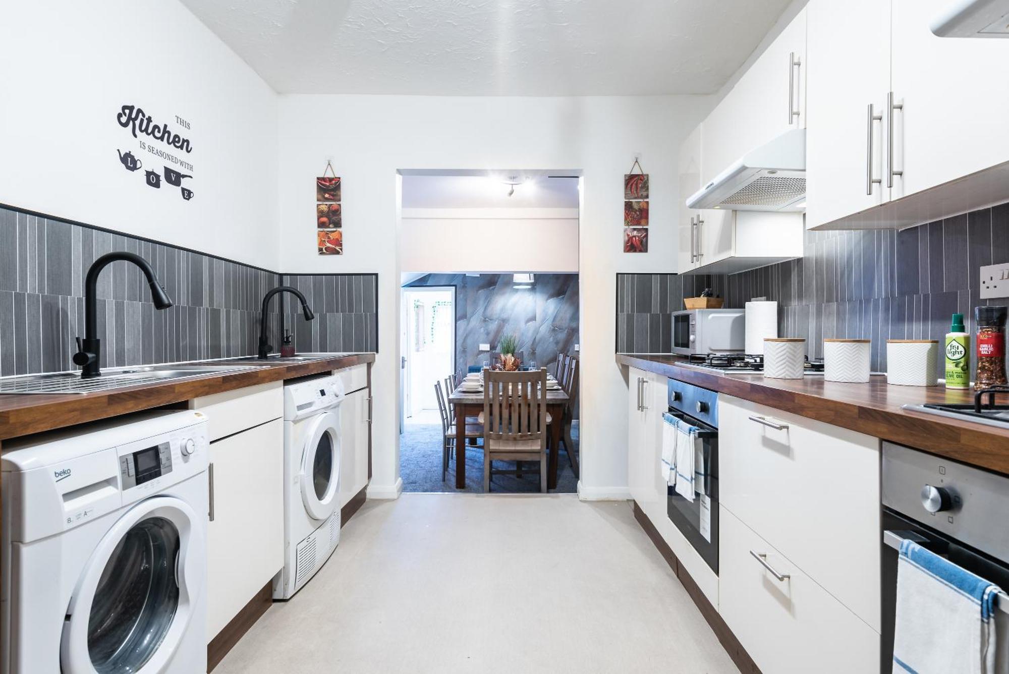 6 Roomy Bedrooms Favour Spacious - Sleeps 13 Hull Location Kingston upon Hull
