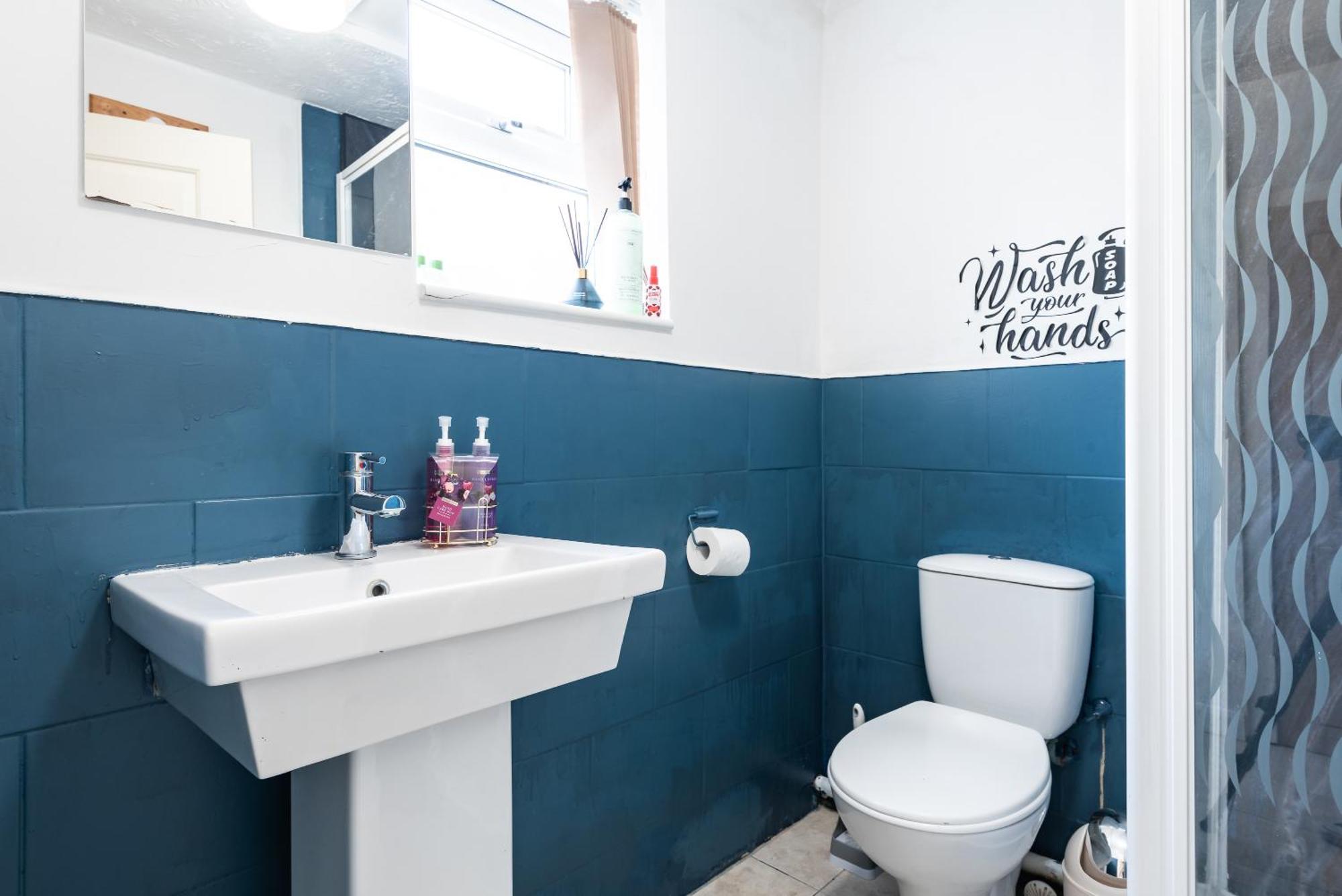 6 Roomy Bedrooms Favour Spacious - Sleeps 13 Hull Location